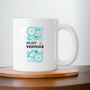 Mug blanc sur un plateau avec équipement vélo turquoise et inscription Mont Ventoux