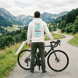 Personne portant un sweat à capuche représentant un équipement vélo turquoise et inscription Mont Ventoux