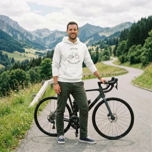 Personne portant un sweat à capuche avec illustration de vélo de route et inscription Pur Beurre